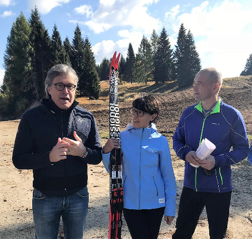 L'assessore regionale alle Attività produttive e Turismo, Sergio Emidio Bini, con la campionessa di sci di Paluzza, Manuela Di Centa, e l'omologatore internazionale della Fis, Uroš Ponikvar sul monte Zoncolan.